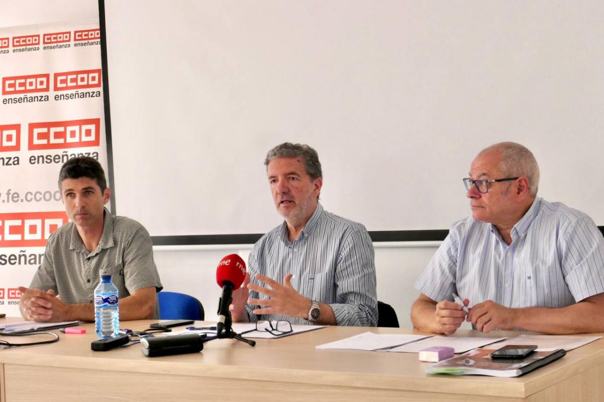 Imagen de la rueda de prensa, en la que participaron Rodrigo Plaza, Francisco García y Pedro Badía (izq. a dcha.) de FECCOO