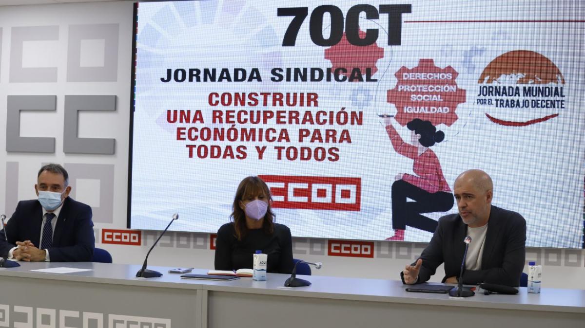 El secretario de Estado de Agenda 2030, Enrique Santiago; la secretaria confederal de Internacional y Cooperación, Cristina Faciaben, y el secretario general de CCOO, Unai Sordo.