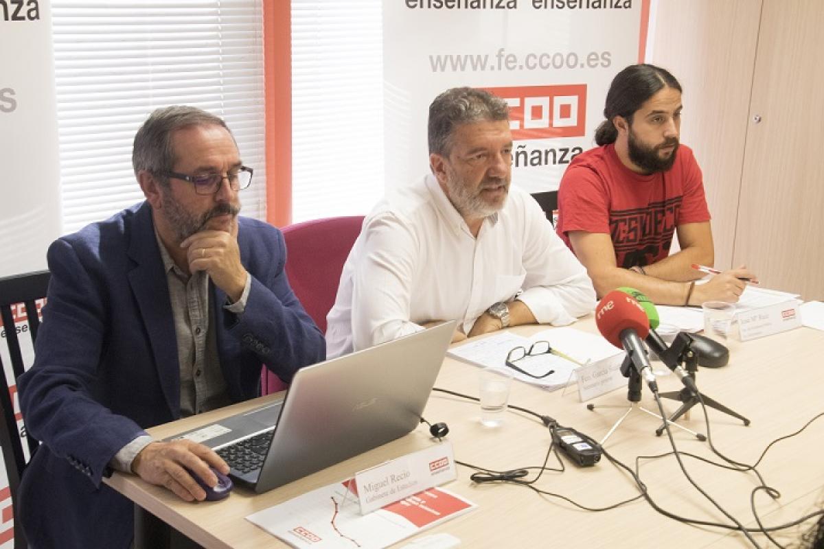 Fco. García, en el centro, junto a Miguel Recio (izq.) y José María Ruiz (drcha.), en la presentación del informe de comienzo de curso.