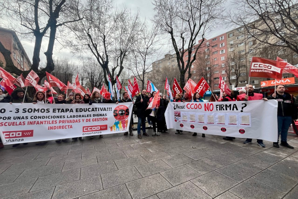 Concentracin frente a la sede de la patronal para exigir mejoras salariales y laborales