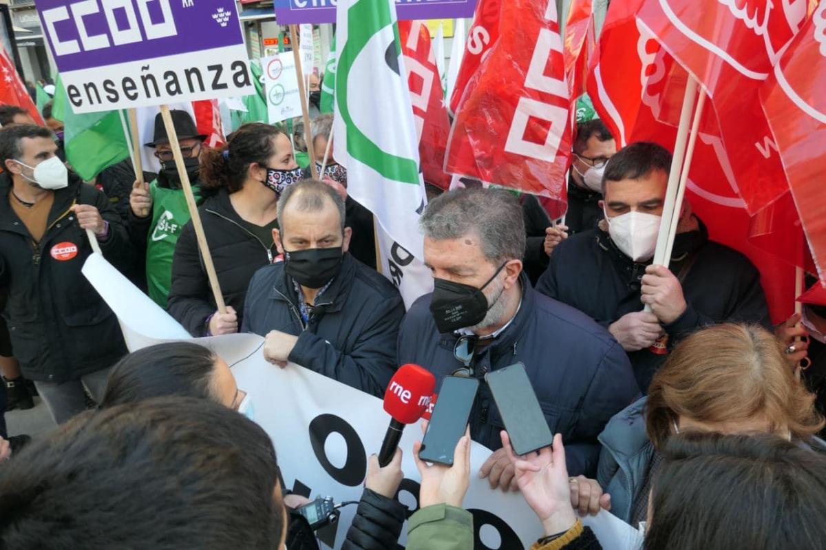 Francisco Garc�a, secretario general de FECCOO, atiende a los medios en la concentraci�n convocada por CCOO, CSIF y UGT el 9 de febrero en la puerta del Ministerio de Educaci�n