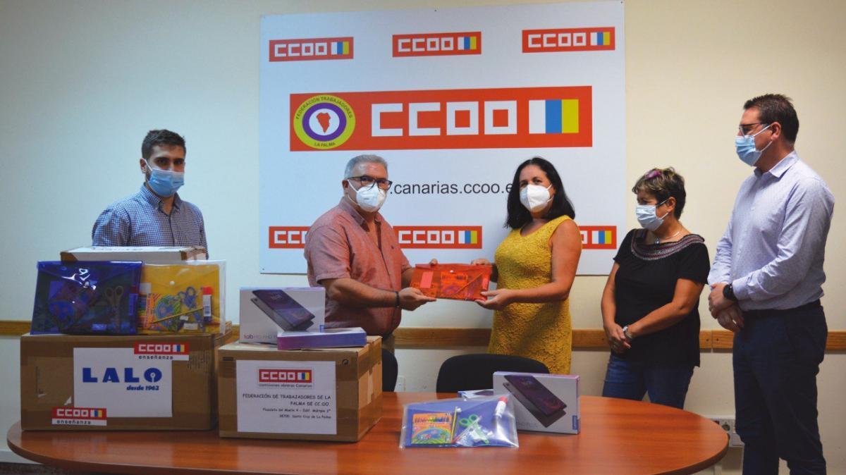 Entrega oficial del material donado por parte de CCOO a la Federación de Padres y Madres de La Palma.